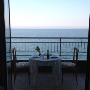 ATTICO SUL MARE con balcone sulla spiaggia e terrazza solarium di 25 mq Pietra Ligure